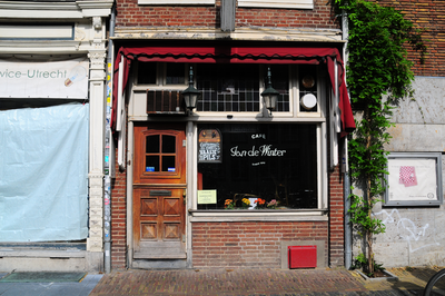 904769 Gezicht op de pui van het café Jan de Winter (Oudegracht 170) te Utrecht.